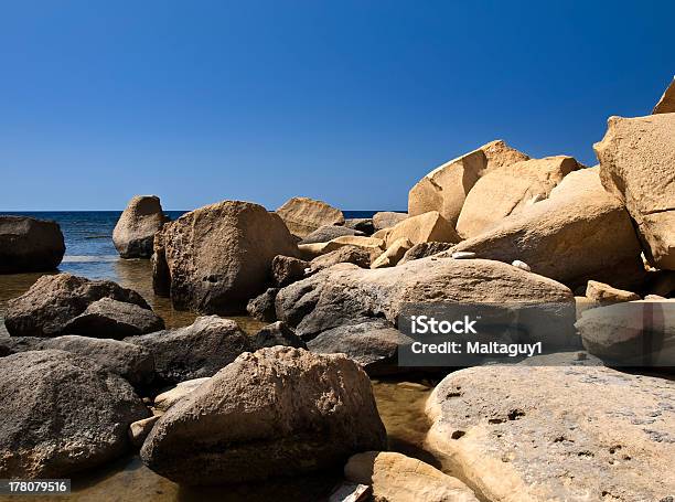 Rocky Litoral - Fotografias de stock e mais imagens de Praia - Praia, Sismo, Ao Ar Livre