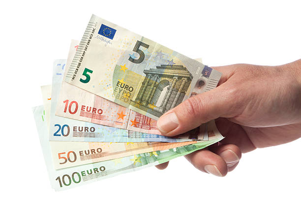 mano che tiene la valuta europea fatture - five euro banknote new paper currency currency foto e immagini stock