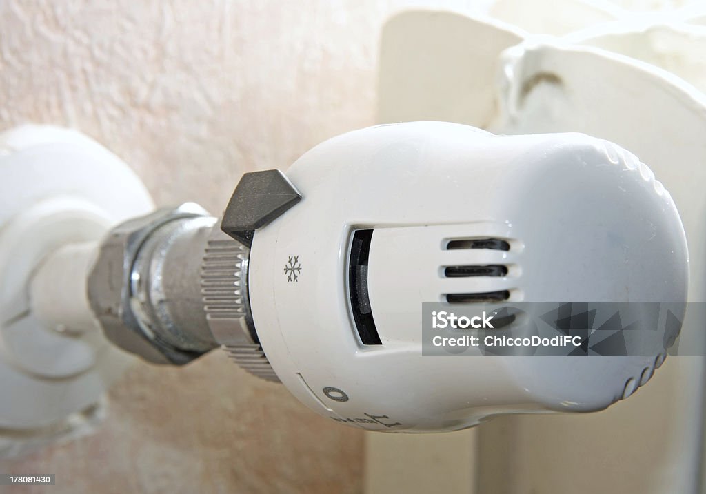 thermostatic клапан с обогревателем дома, чтобы сохранить газ - Стоковые фото Гидравлическая платформа роялти-фри
