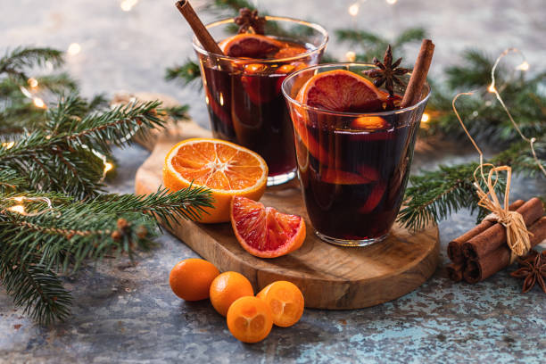 vino caliente caliente con especias para navidad - mulled wine punch cocktail christmas fotografías e imágenes de stock