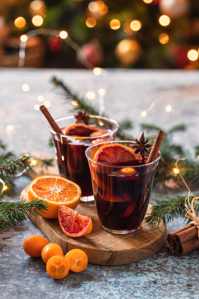 vino caliente caliente con especias para navidad - mulled wine punch cocktail christmas fotografías e imágenes de stock