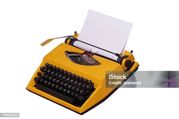 De Máquina De Escribir Con Papel Amarillo Foto de stock y más banco de imágenes de Anticuado - Anticuado, Antigualla, Blanco - Color