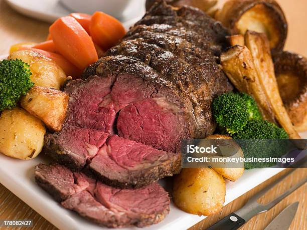 Asado De Costilla De Carne De Vacuno Británica Con Todas Las Trimmings Foto de stock y más banco de imágenes de Rosbif