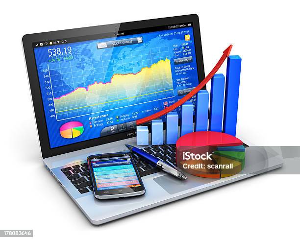 Photo libre de droit de Ordinateur Portable Smartphone Stylo Diagrammes Et Graphiques En Couleur banque d'images et plus d'images libres de droit de Cotation boursière