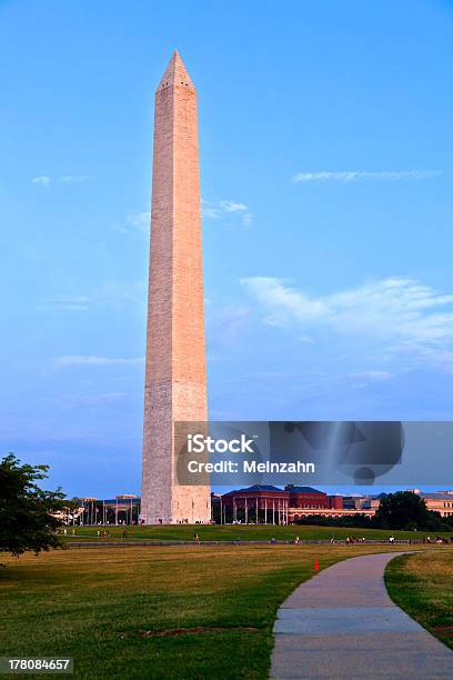 Aperto Vista Del Monumento Di Washington - Fotografie stock e altre immagini di Ambientazione esterna - Ambientazione esterna, Architettura, Bandiera