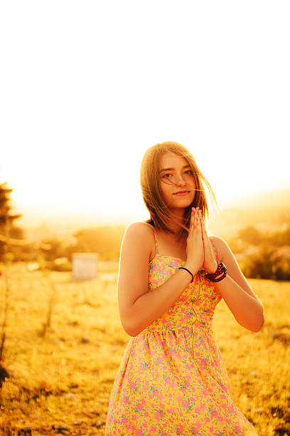 portrait de jeune fille avec le coucher du soleil - sunspot photos et images de collection