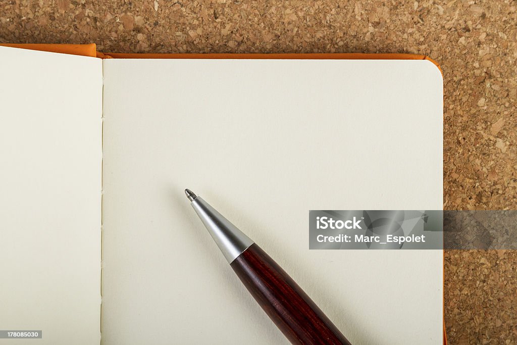 Блокнот и ручка - Стоковые фото Архивная папка роялти-фри