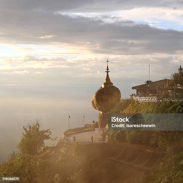 Golden Rock Na Stupa No Myanmar - Fotografias de stock e mais imagens de Pagode de Kyaiktiyo - Pagode de Kyaiktiyo, Anoitecer, Arranjar