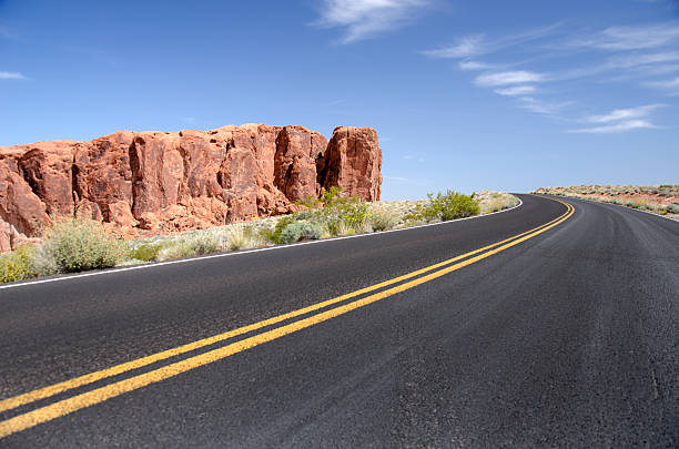 Carretera del desierto con grandes Red Rocks - foto de stock