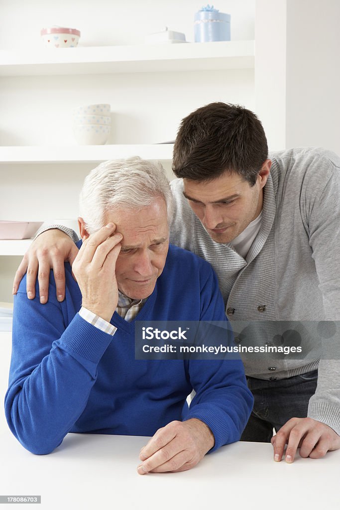 Erwachsenen Sohn Trösten Senior Eltern bis - Lizenzfrei Alter Erwachsener Stock-Foto