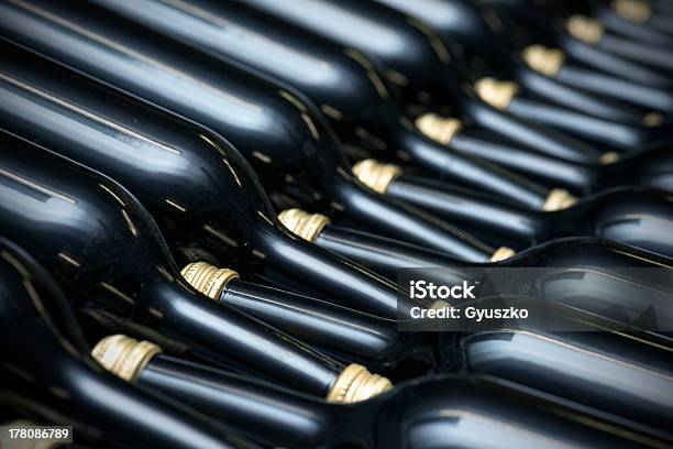 Wein Weinflaschen Stockfoto und mehr Bilder von Alkoholisches Getränk - Alkoholisches Getränk, Flasche, Fotografie