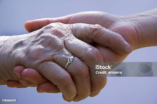 Ayudar A Los Ancianos De La Madre Foto de stock y más banco de imágenes de 80-89 años - 80-89 años, Abuela, Adulto