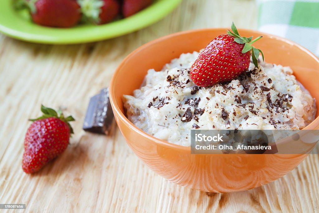 oatmeal z mleka i truskawki - Zbiór zdjęć royalty-free (Bez ludzi)