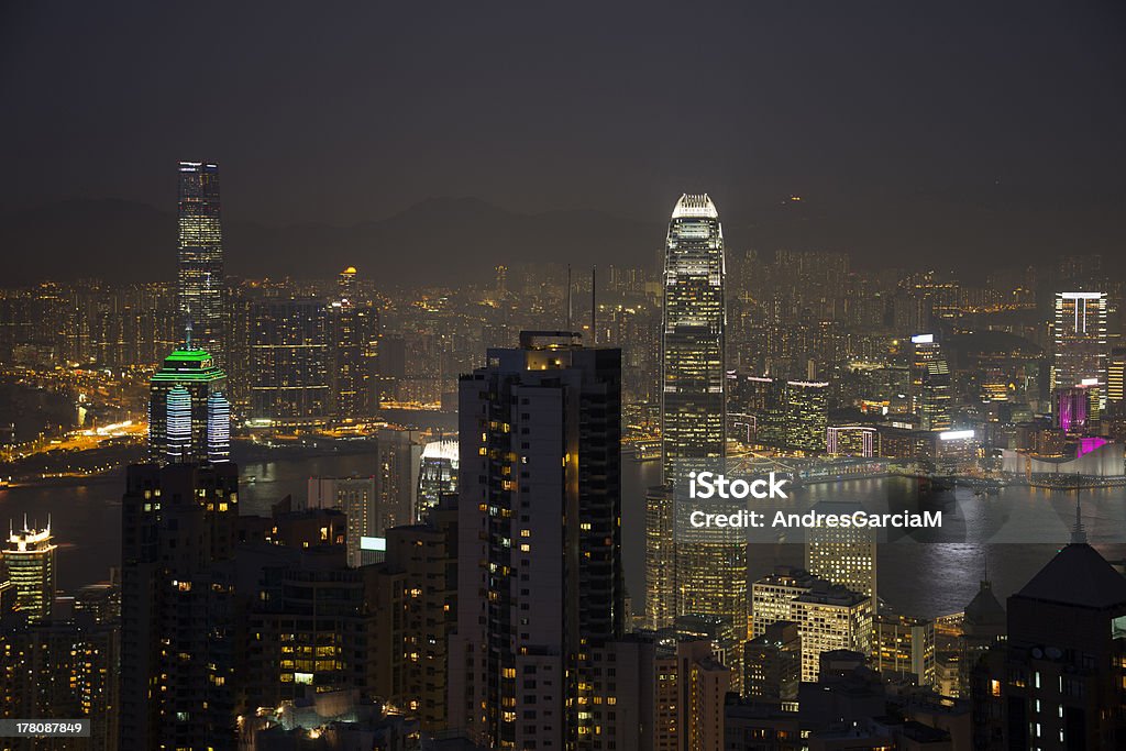 Oświetlony Hong Kong skyline od Victoria's Peak w nocy - Zbiór zdjęć royalty-free (Azja)