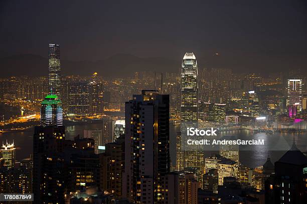 Oświetlony Hong Kong Skyline Od Victorias Peak W Nocy - zdjęcia stockowe i więcej obrazów Azja