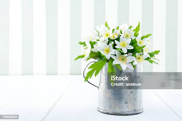 Photo libre de droit de Printemps Fleurs Sauvages Dans Un Vieux Coupe En Métal banque d'images et plus d'images libres de droit de Anémone des bois