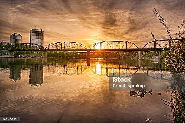 Foto de Victoria Bridge Ao Nascer Do Sol e mais fotos de stock de Saskatoon - Saskatoon, Ponte, Saskatchewan
