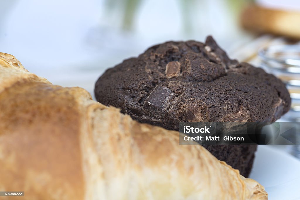 table de petit déjeuner Continental avec des viennoiseries et pâtisseries et de gâteaux - Photo de Boulangerie libre de droits