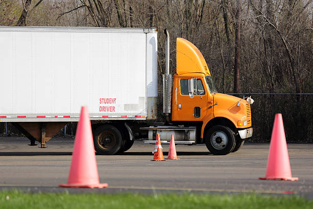 étudiant chauffeur routier pratiques de gestes - truck parking horizontal shipping photos et images de collection