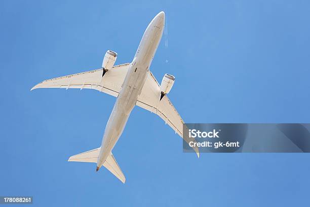 Aerei Di Volare Sopra La Testa - Fotografie stock e altre immagini di A mezz'aria - A mezz'aria, Aereo di linea, Aeroplano