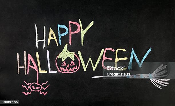 Happy Halloween Mensaje En Pizarra Foto de stock y más banco de imágenes de Amarillo - Color - Amarillo - Color, Araña, Azul