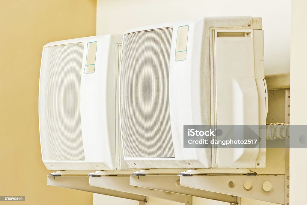 Klimaanlage an der Wand mit Bügelbrett. - Lizenzfrei Ausrüstung und Geräte Stock-Foto