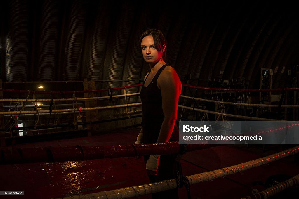 Tough Girl Standing in Ring de boxeo - Foto de stock de En guardia libre de derechos