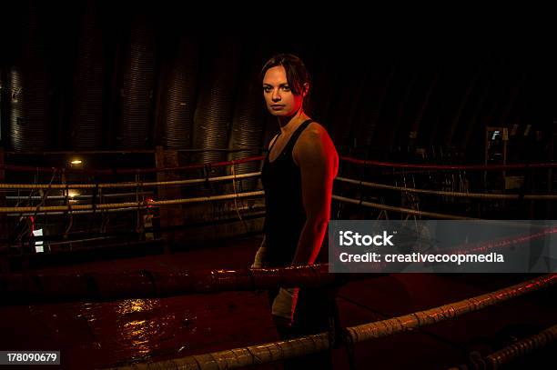 Tough Girl Standing In Ring De Boxeo Foto de stock y más banco de imágenes de En guardia - En guardia, Mujeres, Adulto