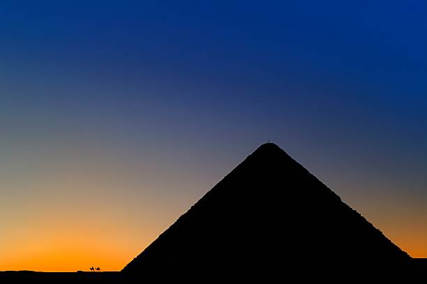 las pirámides - giza pyramids egypt north africa africa fotografías e imágenes de stock