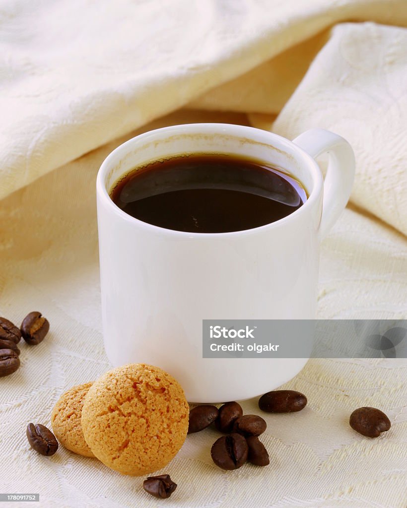 Xícara de café expresso com biscoitos de amaretti - Foto de stock de Amêndoa royalty-free