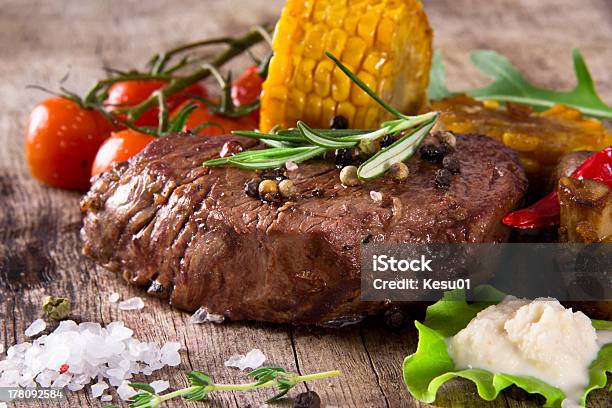 Köstliches Rindfleisch Steak Stockfoto und mehr Bilder von Blutig - Blutig, Essbare Verzierung, Feuer