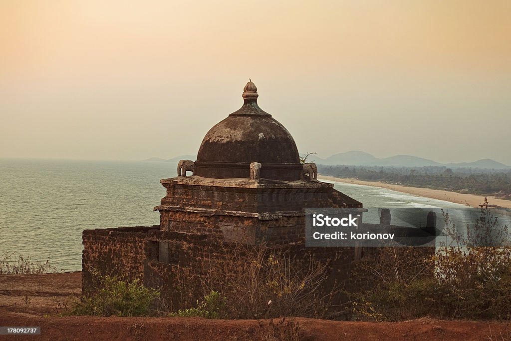 Pequeña antigua templo hindú junto al mar - Foto de stock de Agua libre de derechos