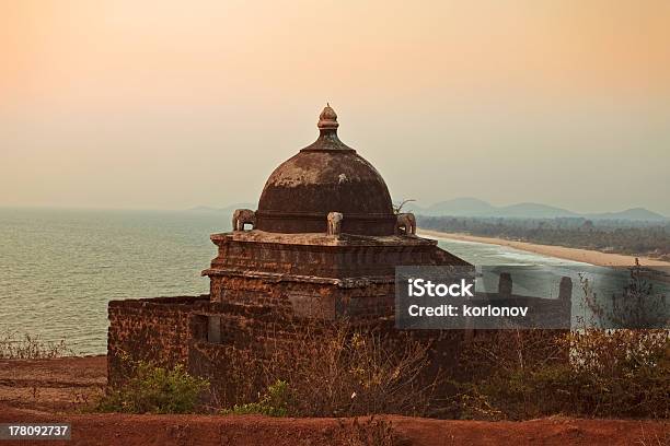 Pequenas Montanhas Hindu Antigo Templo Do Mar - Fotografias de stock e mais imagens de Anoitecer - Anoitecer, Ao Ar Livre, Arbusto