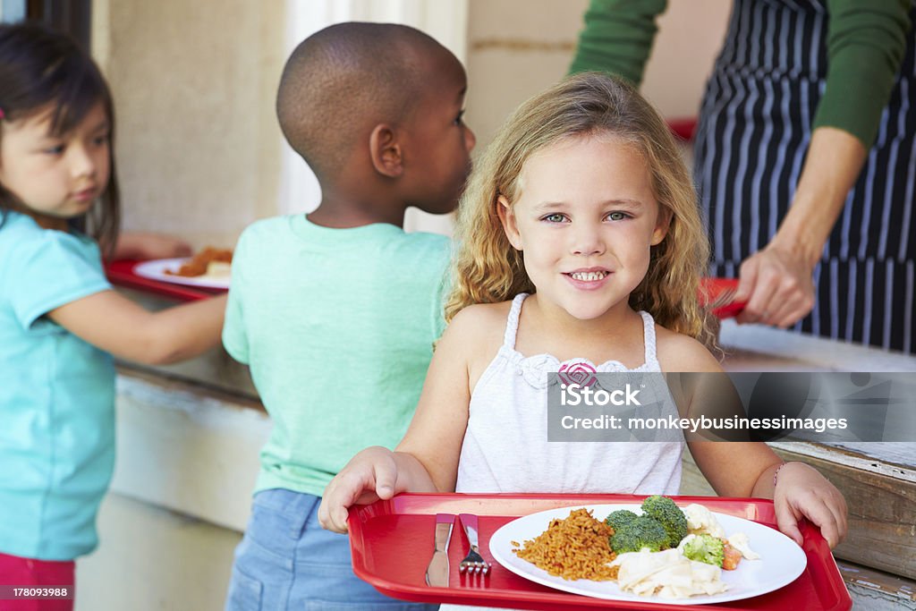 Elemental alumnos reunir almuerzo saludable en Cafeteria - Foto de stock de Comedor - Edificio de hostelería libre de derechos