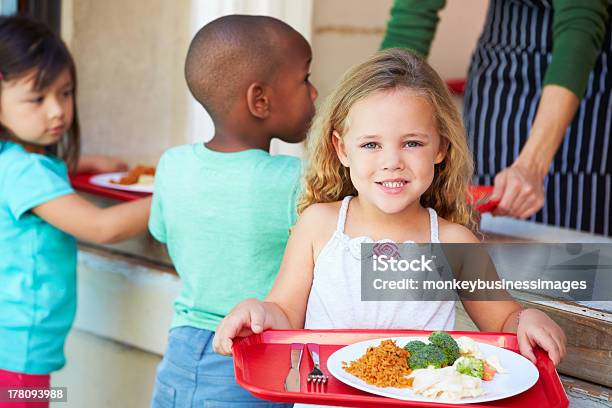 Foto de Elementar Alunos Coletando Saudável Almoço No Refeitório e mais fotos de stock de Cantina