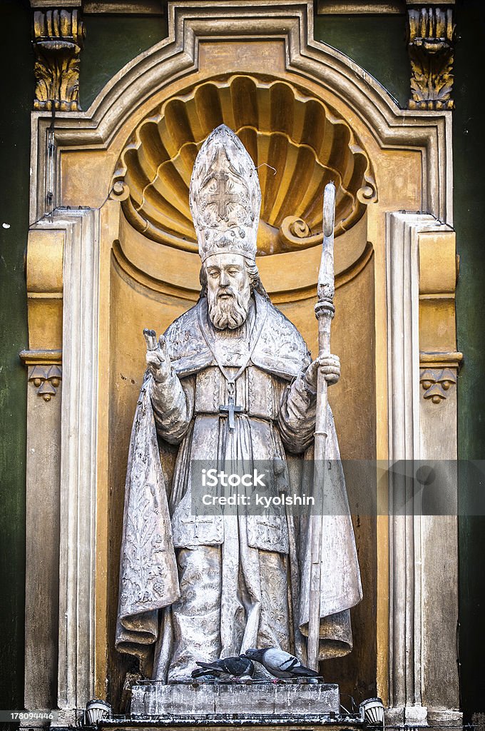 Sacerdotes católicos estatua de Niza catedral. - Foto de stock de Anticuado libre de derechos