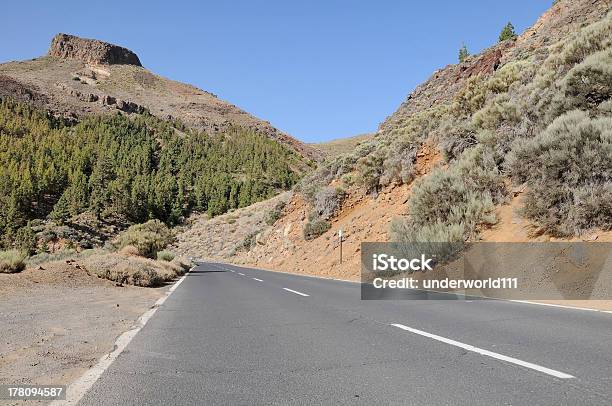 Vacía Carretera En Las Montañas Foto de stock y más banco de imágenes de Aire libre - Aire libre, Asfalto, Autopista