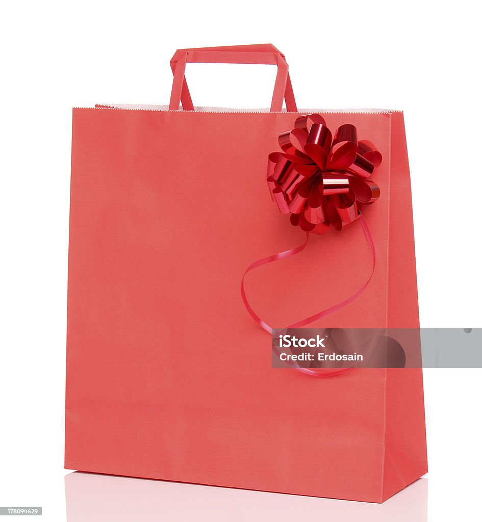 Papel vermelho Saco de Compras sobre Branco com uma fita - Royalty-free Aniversário Foto de stock