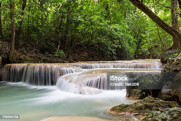 Photo libre de droit de Erawan Cascade En Thaïlande banque d'images et plus d'images libres de droit de Arbre - Arbre, Cascade, Feuille