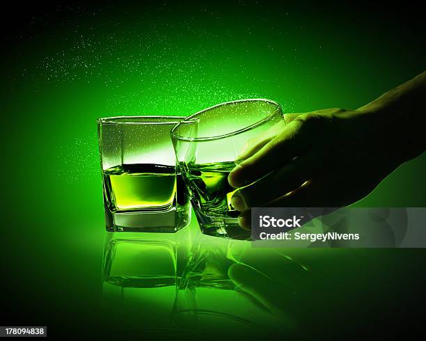 2 つのグラスグリーン Absinth - こはくのストックフォトや画像を多数ご用意 - こはく, アブサン, アルコール飲料