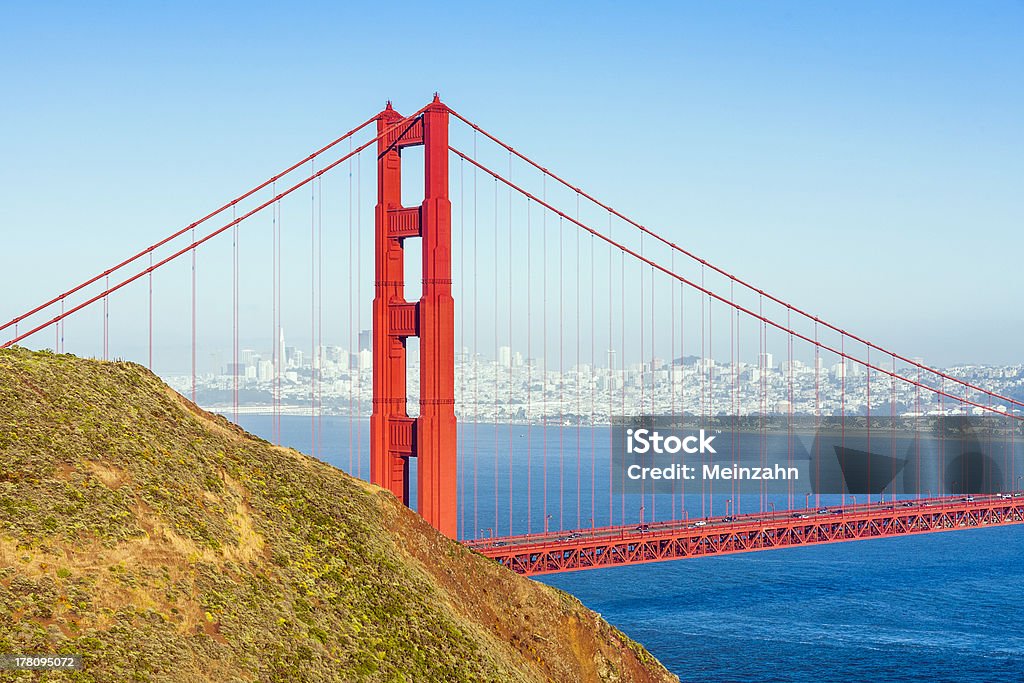 Słynne San Francisco, most Golden Gate w późnym popołudniem światła - Zbiór zdjęć royalty-free (Bez ludzi)