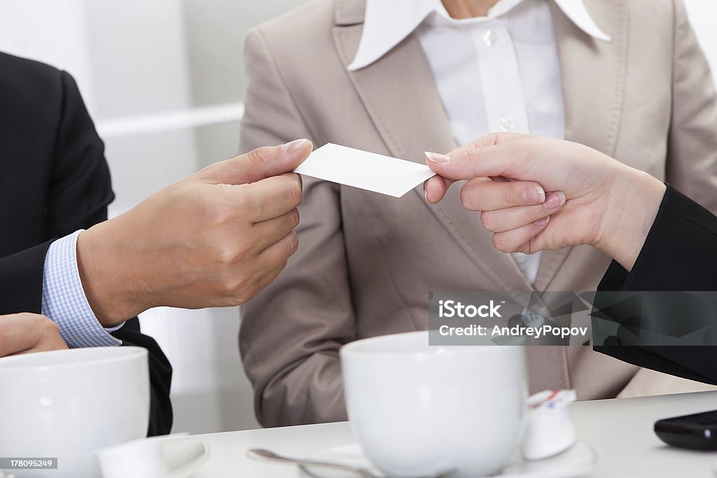 Échanger les cartes de femmes d'affaires autour d'un café - Photo de Homme d'affaires libre de droits
