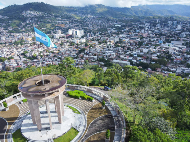 honduran flag in the center of tegucigalpa city, in monument cerro juana lainez - tegucigalpa imagens e fotografias de stock
