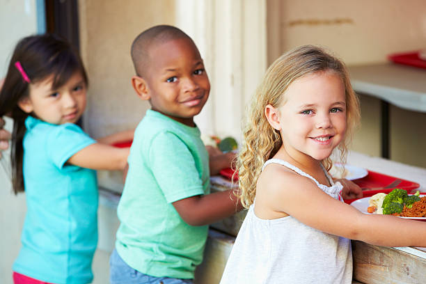 小学生 pupils ヘルシーな昼食で給食を収集 - elementary school elementary student education caucasian ストックフォトと画像