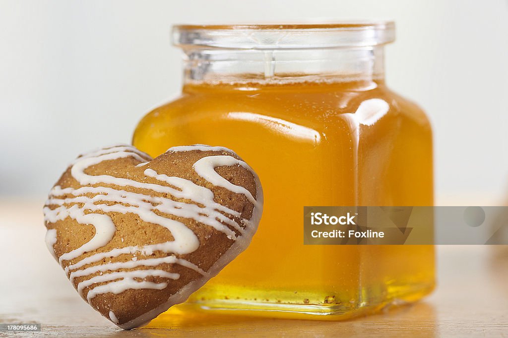 Biscotti a forma di cuore e un vasetto di miele - Foto stock royalty-free di Alimentazione sana