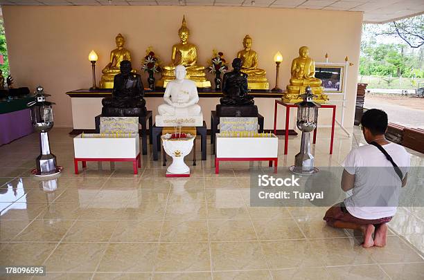 Uomo Di Pagare Il Rispetto Al Buddha - Fotografie stock e altre immagini di Adulto - Adulto, Asia, Attività