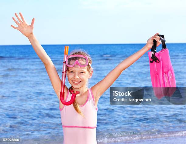 Niño Jugando En La Playa Foto de stock y más banco de imágenes de Actividad - Actividad, Agua, Aire libre