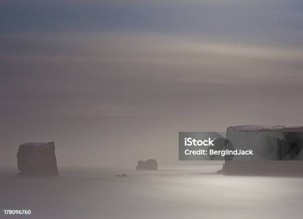 Rocas En El Mar Foto de stock y más banco de imágenes de Cielo - Cielo, Dyrholaey, Fotografía - Imágenes