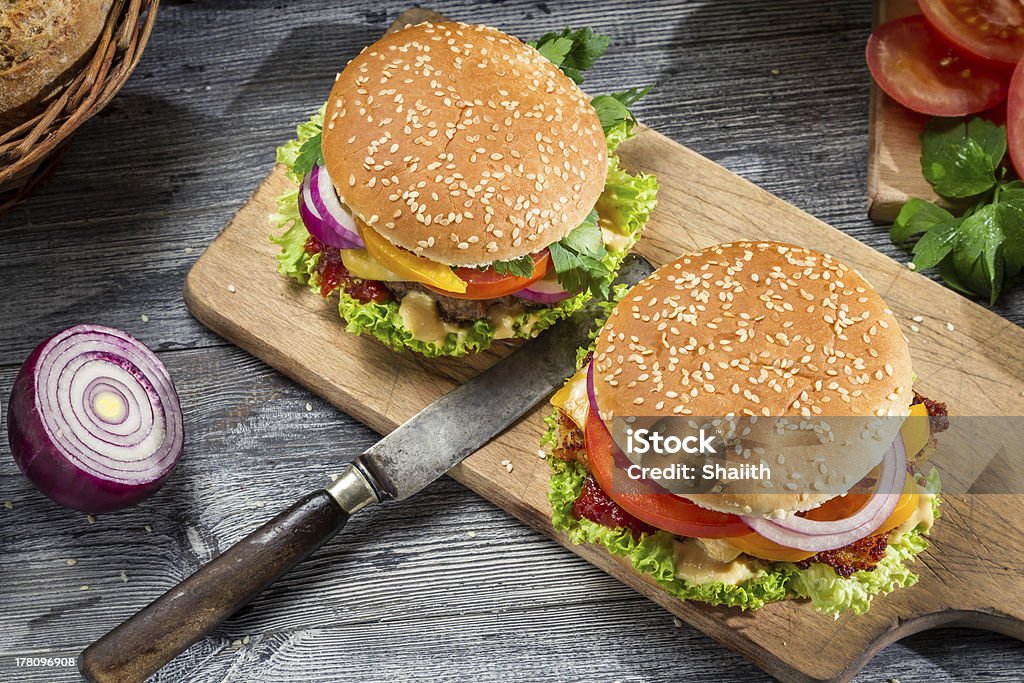 Dois hambúrgueres caseiros deliciosos - Foto de stock de Acompanhamento royalty-free