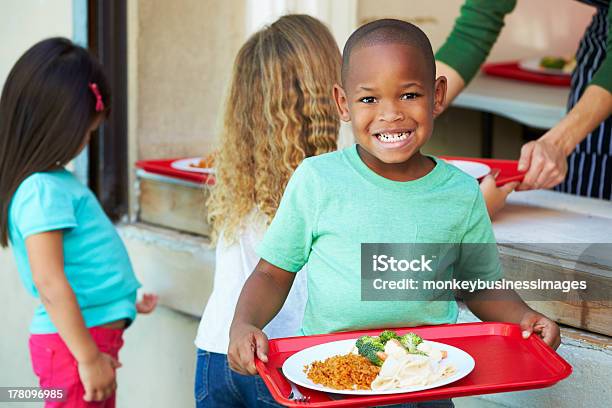 Elementari Alunni Raccolta Sano Pranzo In Mensa - Fotografie stock e altre immagini di Bambino - Bambino, Pranzo scolastico, Educazione